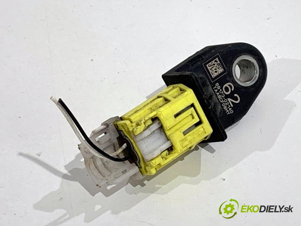 TOYOTA COROLLA E21 sedan 2022 72 kW 1.8 VVTi Hybrid (ZWE211, MZEA12) 1798 Snímač nárazu 89173-02140 (Snímač nárazu)