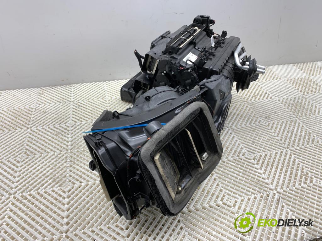 AUDI Q8 SUV 2019 210 kW 50 TDI Mild Hybrid quattro 2967 Výhrevné teleso, radiátor kúrenia komplet KOMBAJN 4M1820001AF (Radiátor kúrenia)