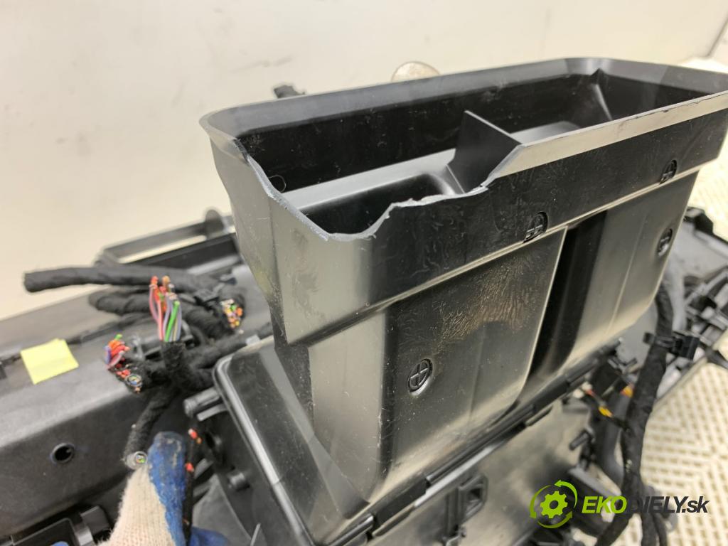 AUDI Q8 SUV 2019 210 kW 50 TDI Mild Hybrid quattro 2967 Výhrevné teleso, radiátor kúrenia komplet KOMBAJN 4M1820001AF (Radiátor kúrenia)