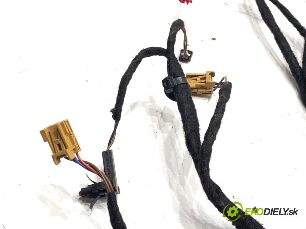 AUDI Q8 SUV 2019 210 kW 50 TDI Mild Hybrid quattro 2967 káblovačka čalounění dveře přední část levý 4M8971035DD