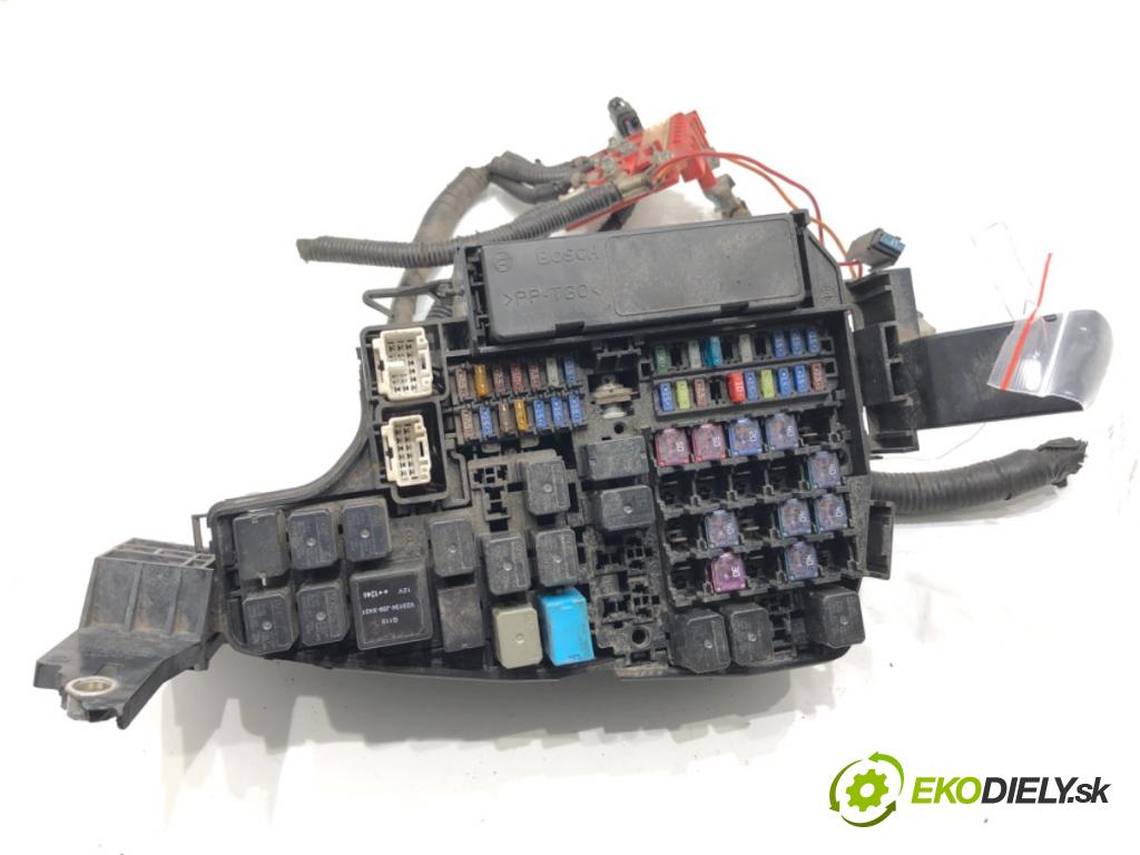 MAZDA CX-5 SUV 2013 129 kW 2.2 D AWD (KE102) 2191 Skrinka poistková KD47-66767 (Poistková skrinka)