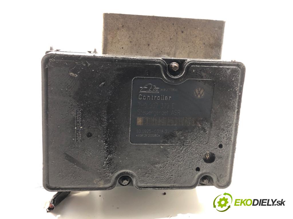 VW TRANSPORTER T5 Autobus 2003 96 kW 2.5 TDI 2461 Pumpa ABS 7H0614111E (Pumpa ABS)