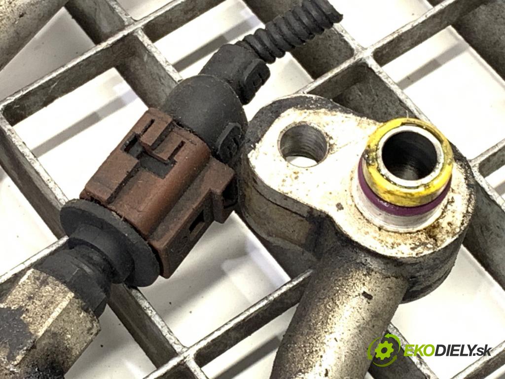 VW TRANSPORTER T5 Autobus 2003 96 kW 2.5 TDI 2461 rúrka klimatizace 7H0820721E (Trubka klimatizace)