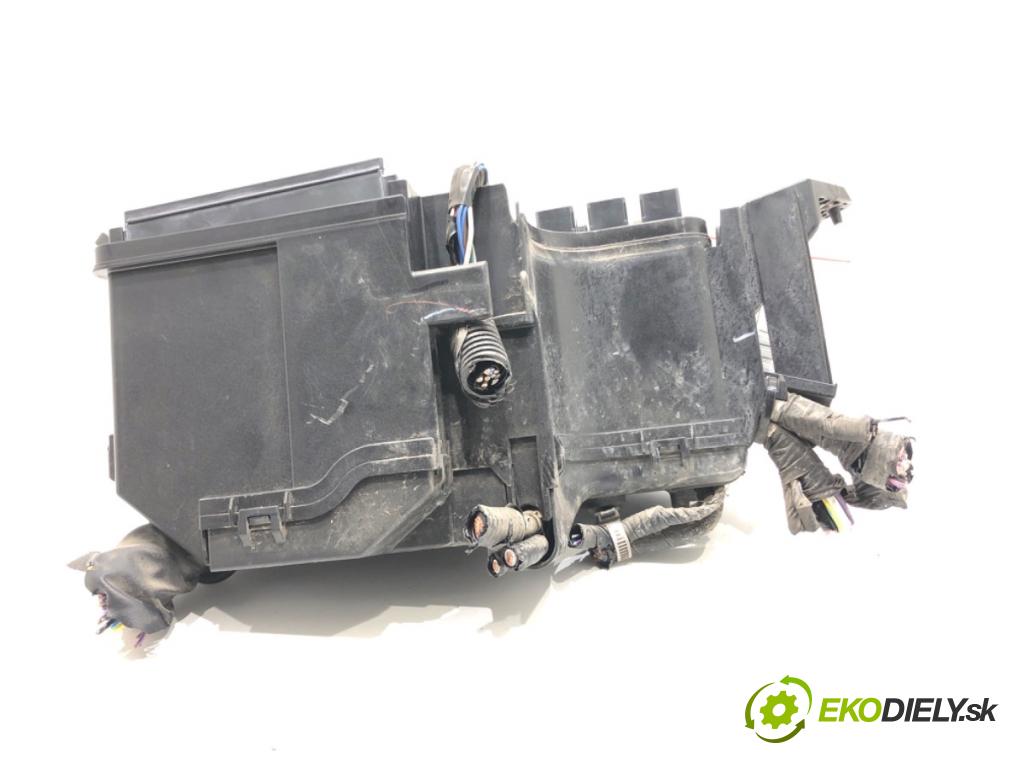 MAZDA 3 BM liftback 2014 88 kW 2.0 1998 skříňka poistková KD45-675X0 (Pojistková skříňka)