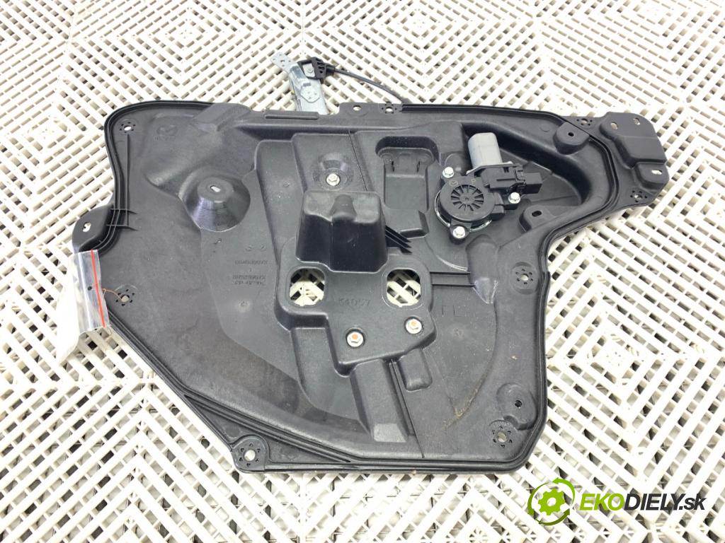 MAZDA 3 BM liftback 2014 88 kW 2.0 1998 mechanismus okna levý přední část