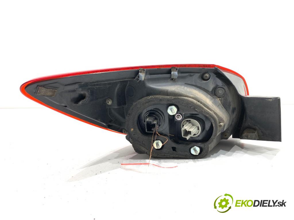 MAZDA 3 BM liftback 2014 88 kW 2.0 1998 Svetlo pravy zad 220-41981