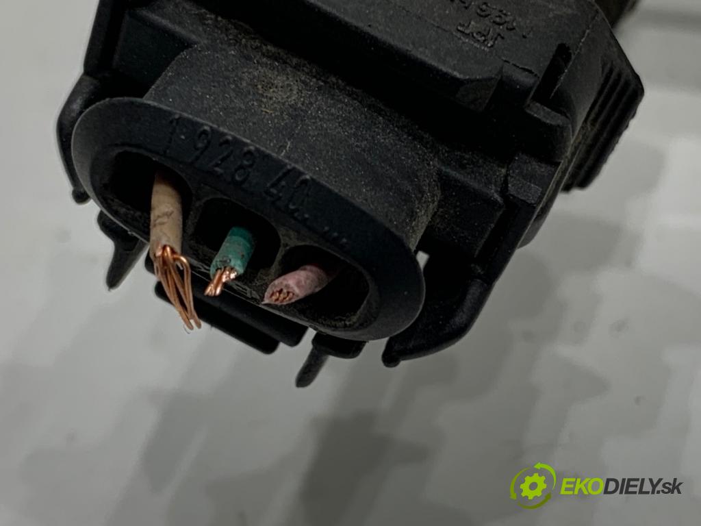 MAZDA 3 BM liftback 2014 88 kW 2.0 1998 Lišta vstrekovacia PE0113250B (Vstrekovacia lišta)