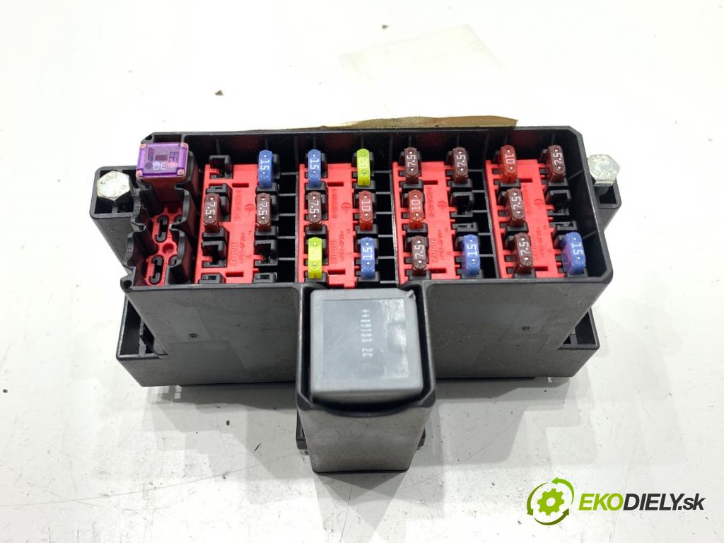 FORD FIESTA MK7 liftback 2009 44 kW 1.25 1242 skříňka poistková 8V5T-14A005-ACE (Pojistková skříňka)