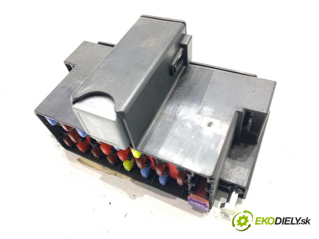 FORD FIESTA MK7 liftback 2009 44 kW 1.25 1242 skříňka poistková 8V5T-14A005-ACE (Pojistková skříňka)