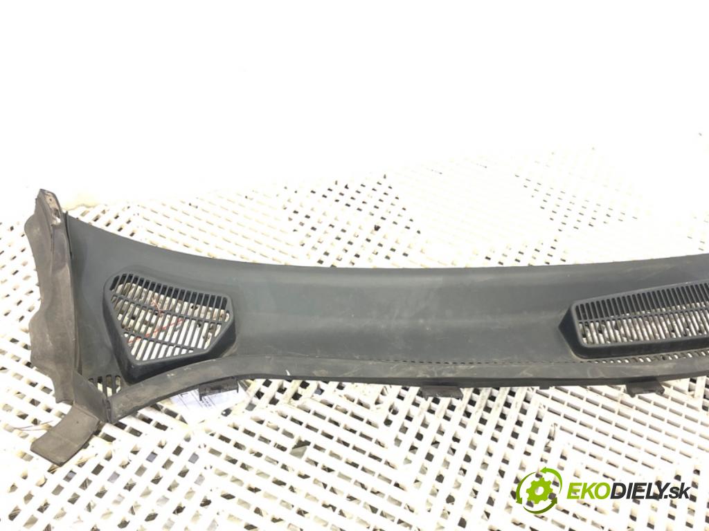 FORD FIESTA MK7 liftback 2009 44 kW 1.25 1242 Torpédo, plast pod čelné okno 8A61-A02216-AD (Torpédo (plast pod čelným sklom))