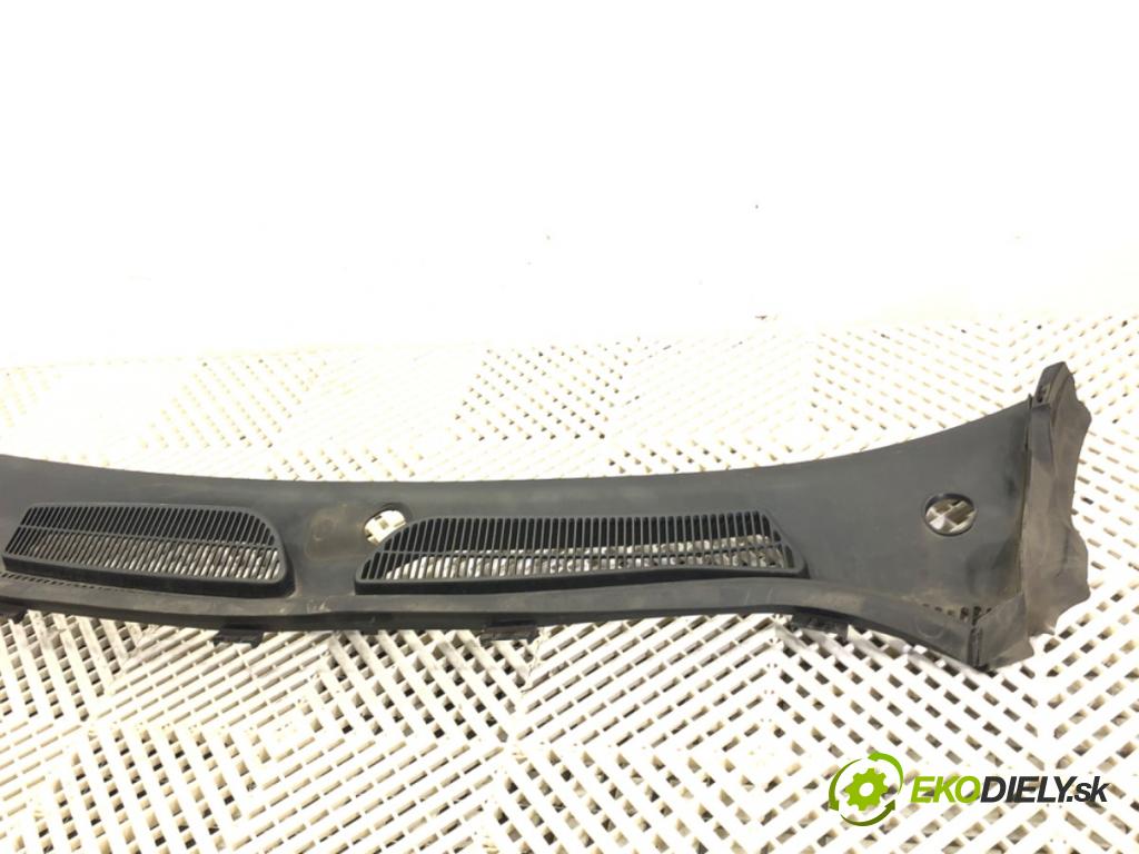 FORD FIESTA MK7 liftback 2009 44 kW 1.25 1242 Torpédo, plast pod čelné okno 8A61-A02216-AD (Torpédo (plast pod čelným sklom))