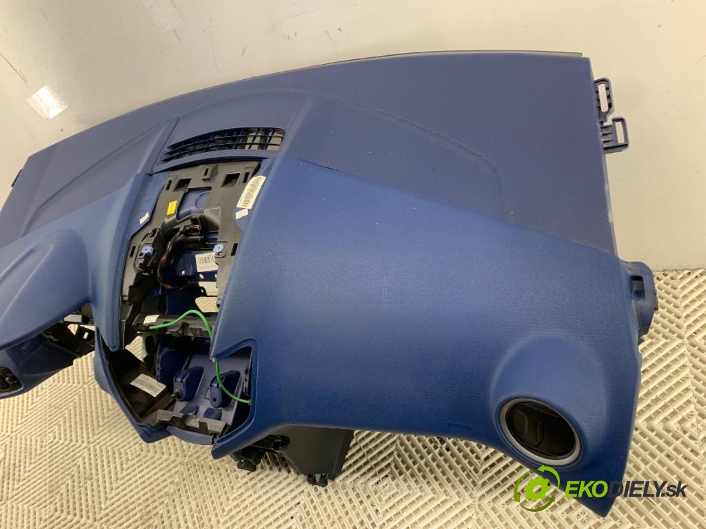 FORD FIESTA MK7 liftback 2009 44 kW 1.25 1242 palubní doska  (Palubní deska)