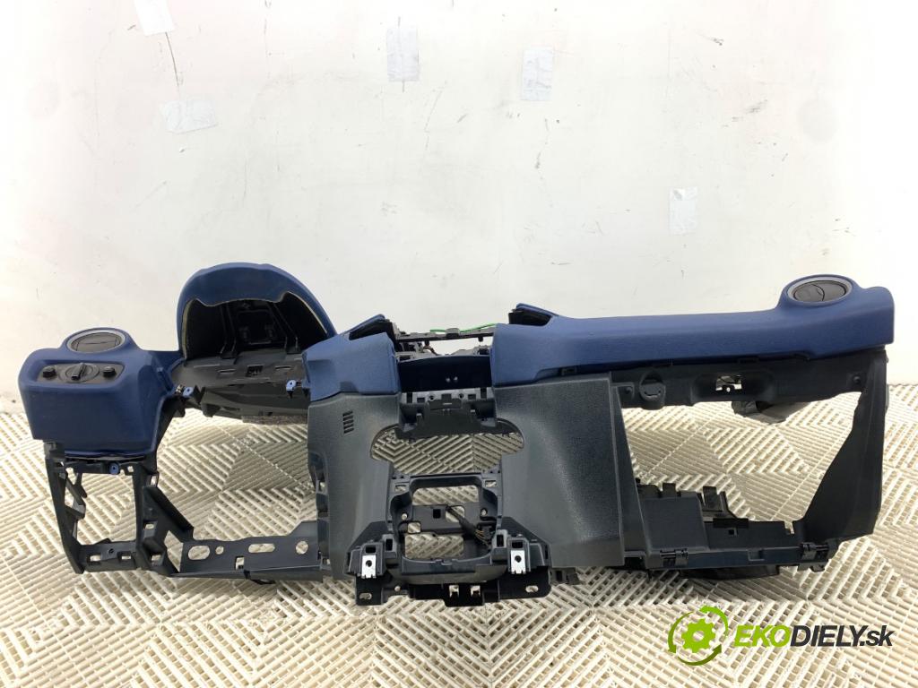 FORD FIESTA MK7 liftback 2009 44 kW 1.25 1242 palubní doska  (Palubní deska)