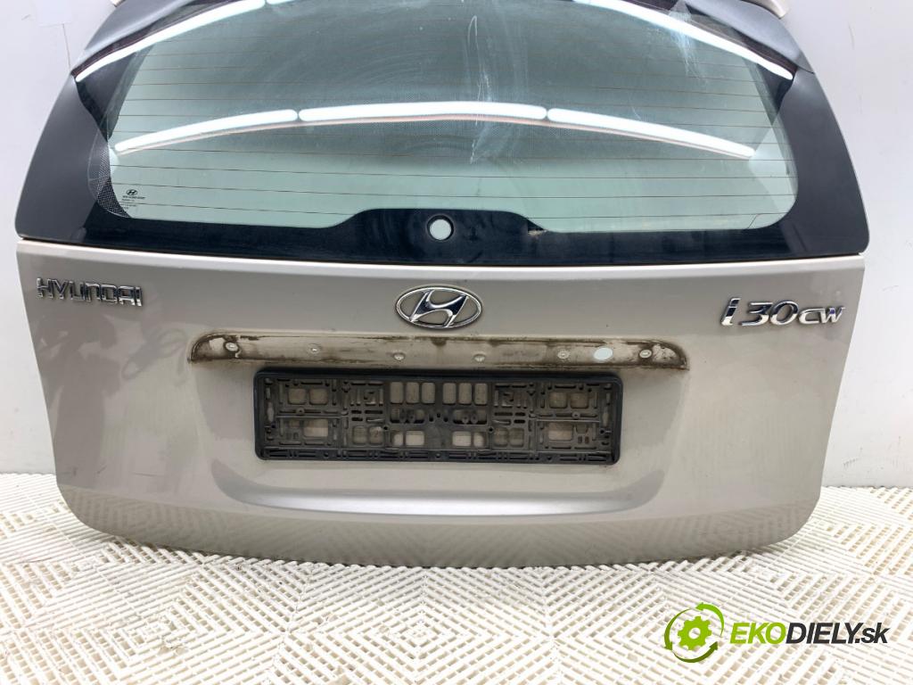 HYUNDAI i30 Kombi 2011 66 kW 1.6 CRDi 1582 kapota zadní část QU