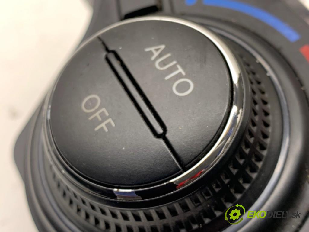 HYUNDAI i30 Kombi 2011 66 kW 1.6 CRDi 1582 Panel ovládania kúrenia 97250-2R610 (Prepínacie páčky pod volantom)