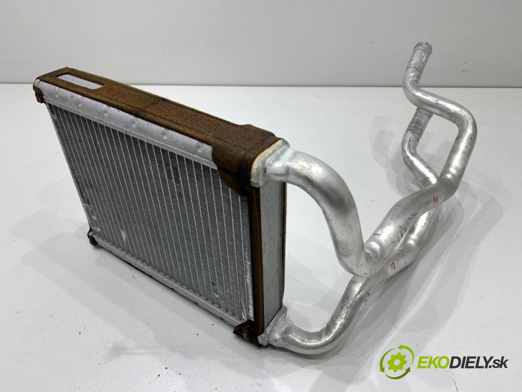 HYUNDAI i30 Kombi 2011 66 kW 1.6 CRDi 1582 topné těleso radiátor topení  (Radiátor topení)