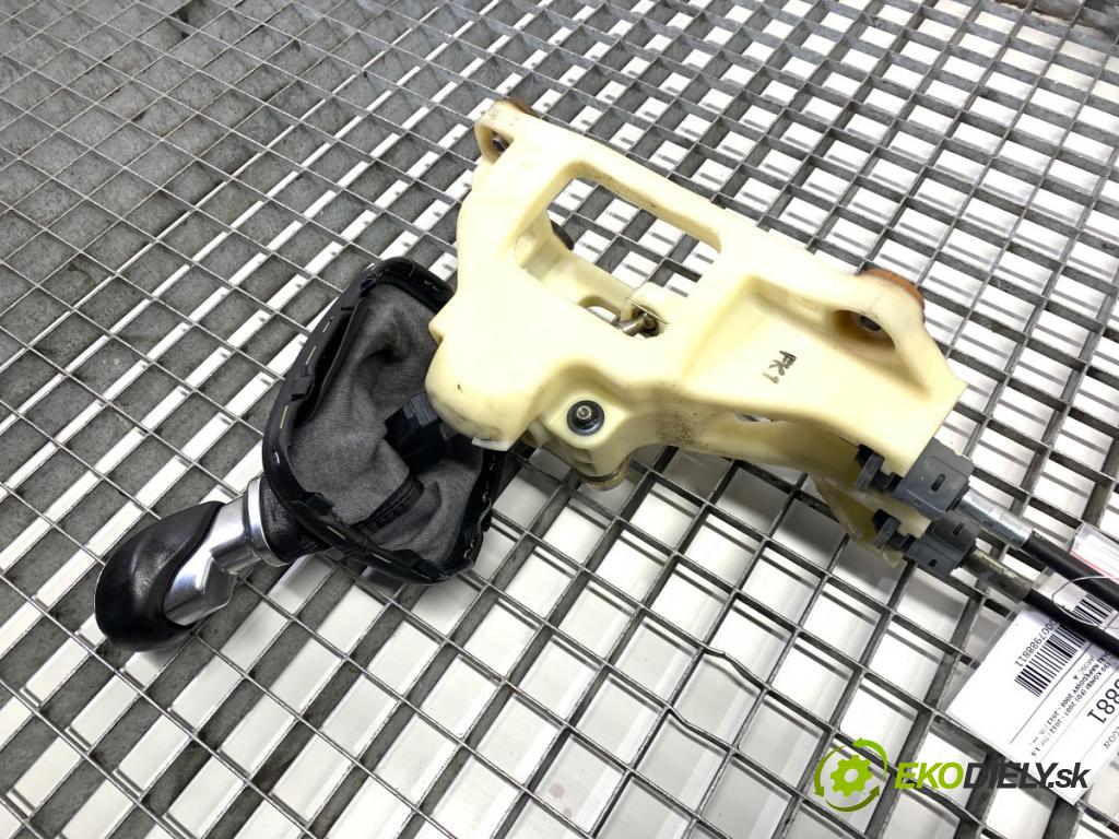 HYUNDAI i30 Kombi 2011 66 kW 1.6 CRDi 1582 Kulisa 43700-2R150 (Rýchlostná páka (kulisa))