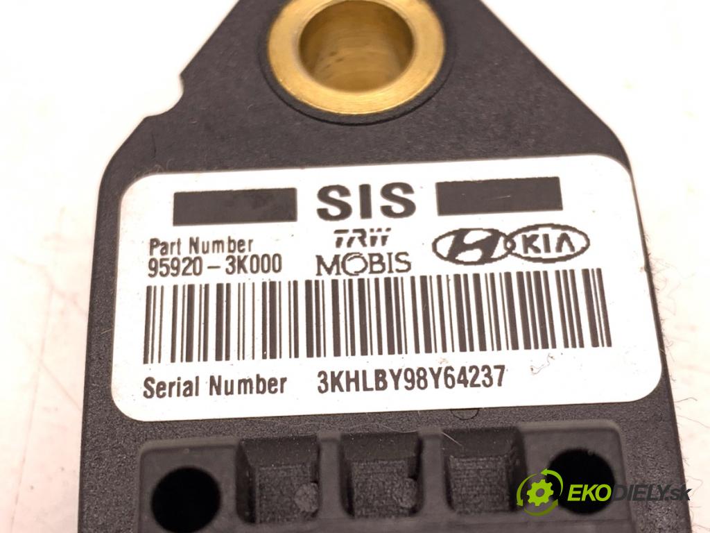 HYUNDAI i30 Kombi 2011 66 kW 1.6 CRDi 1582 snímač nárazu 95920-3K000 (Snímač nárazu)