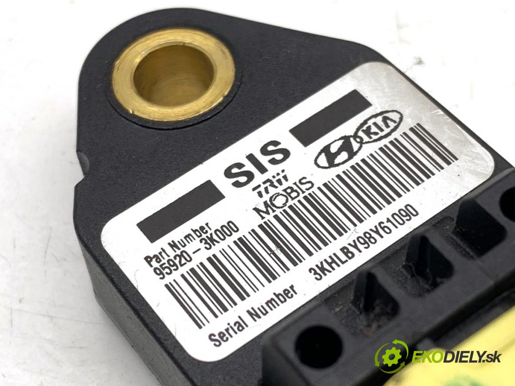 HYUNDAI i30 Kombi 2011 66 kW 1.6 CRDi 1582 snímač nárazu 95920-3K000 (Snímač nárazu)