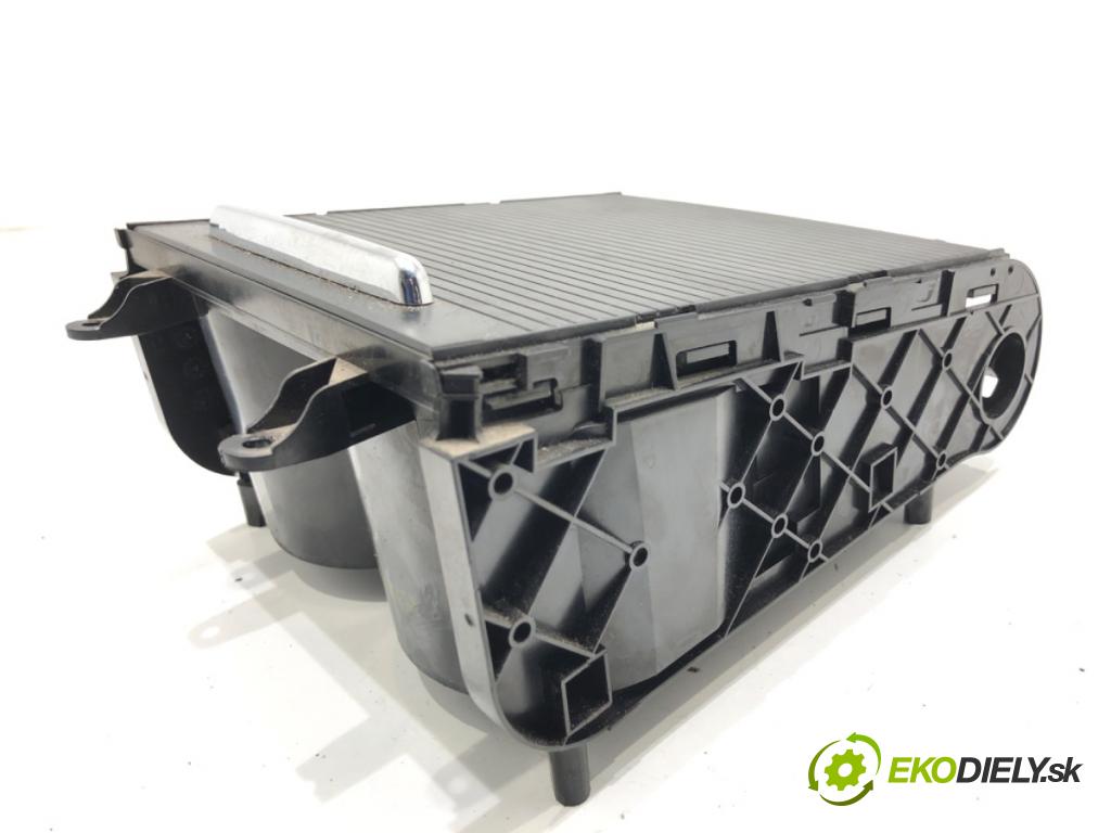 VW PASSAT B6 Kombi 2007 103 kW 2.0 TDI 1968 držák na nápoje 3C0858329A (Držák nápojů)