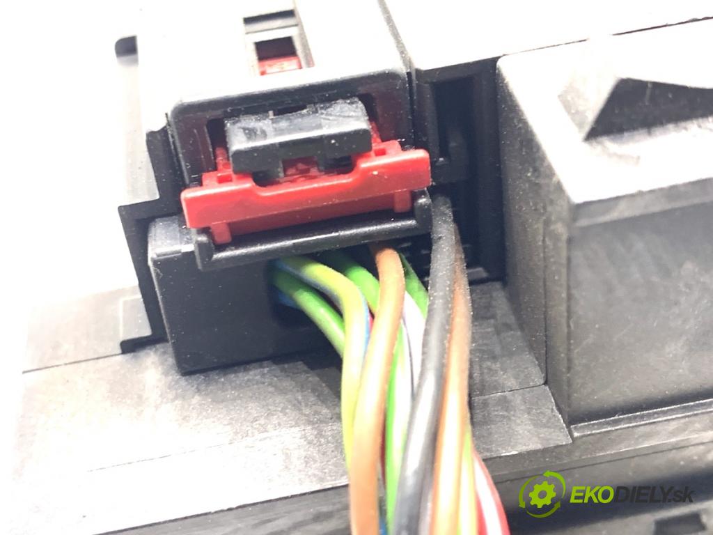 VW PASSAT B6 Kombi 2007 103 kW 2.0 TDI 1968 spinačka 3C0905843Q (Spínacia skrinka)