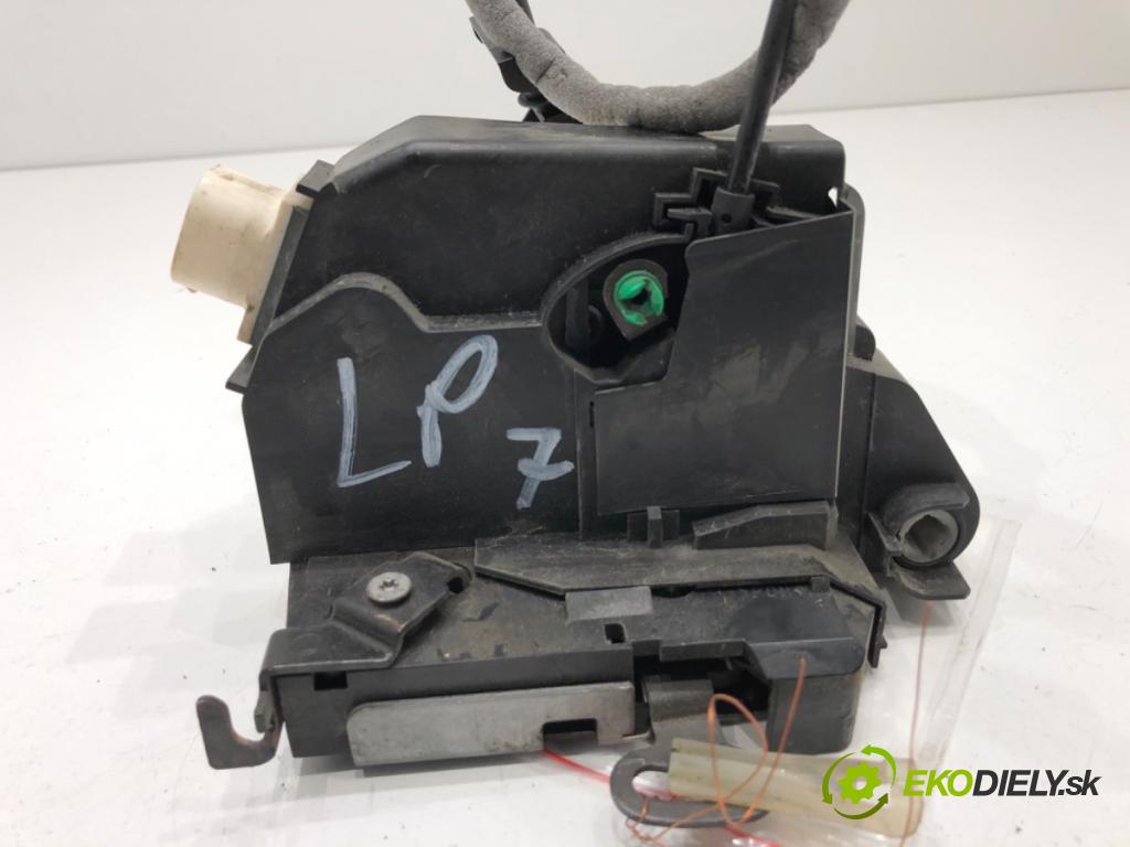 MINI R56 liftback 2007 88 kW Cooper 1598 zámok dveře levý přední část 0556768