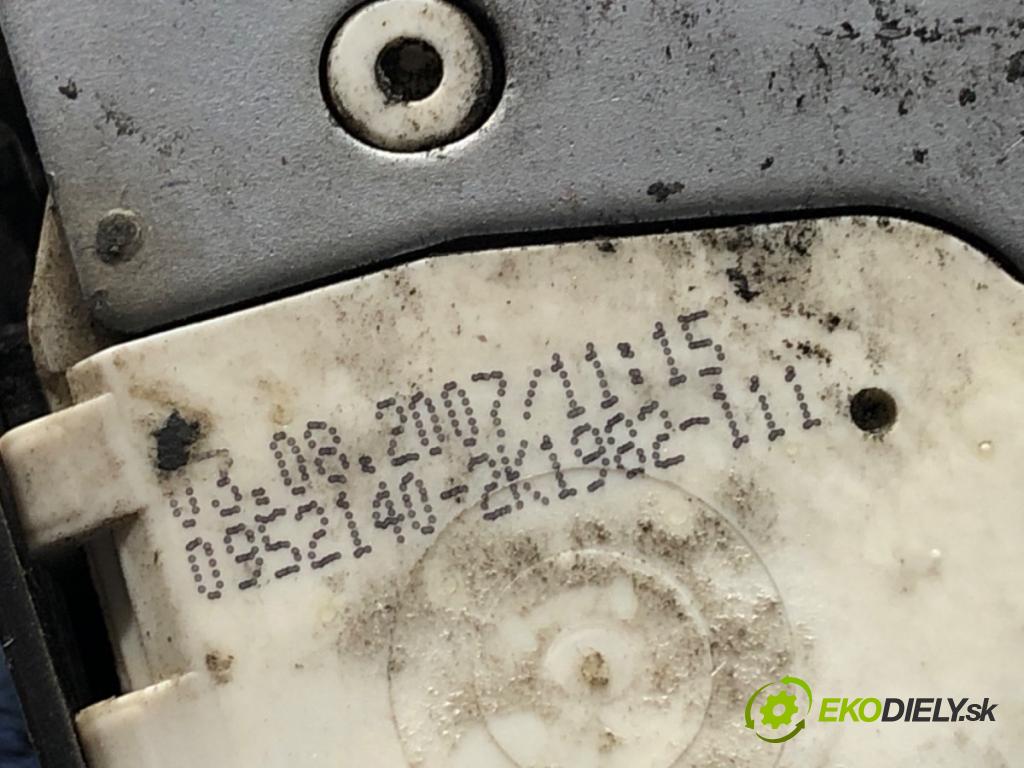 MINI R56 liftback 2007 88 kW Cooper 1598 zámok dveře levý přední část 0556768