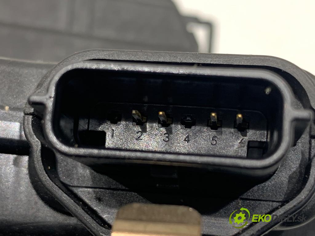 RENAULT CAPTUR I liftback 2018 81 kW 1.5 dCi 110 1461 zámok Dvere pravy zad 805027072R