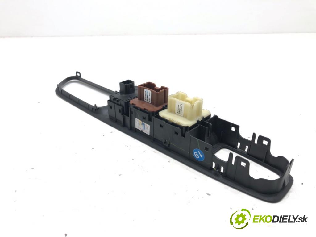 RENAULT CAPTUR I liftback 2018 81 kW 1.5 dCi 110 1461 Prepínač okien  (Prepínacie páčky pod volantom)