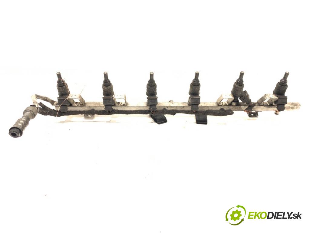 BMW E39 sedan 2001 125 kW 520 i 2171 Lišta vstrekovacia 1427240 (Vstrekovacia lišta)