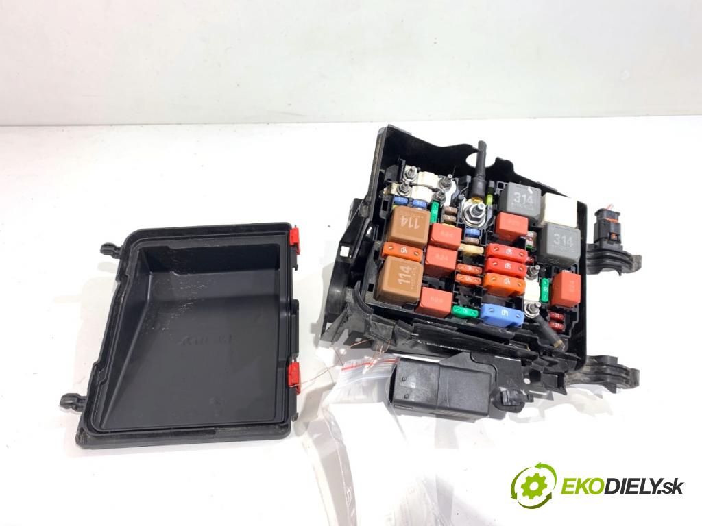 PEUGEOT 508 SW II Kombi 2019 96 kW 1.5 BlueHDi 130 1499 skříňka poistková 9678633380 9804848580 (Pojistková skříňka)