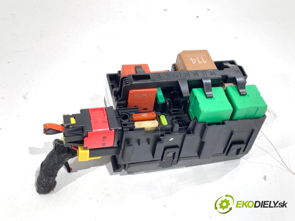 PEUGEOT 508 SW II Kombi 2019 96 kW 1.5 BlueHDi 130 1499 skříňka poistková 9806192580 (Pojistková skříňka)