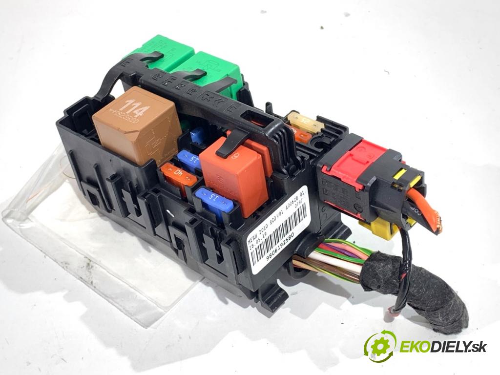 PEUGEOT 508 SW II Kombi 2019 96 kW 1.5 BlueHDi 130 1499 skříňka poistková 9806192580 (Pojistková skříňka)