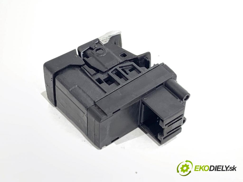 AUDI A4 B8 Kombi 2009 105 kW 2.0 TDI 1968 Spínač brzdy ručnej brzdy 8K1927225B (Prepínacie páčky pod volantom)