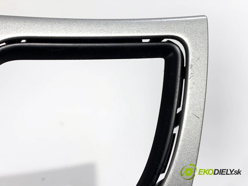 AUDI A4 B8 Kombi 2009 105 kW 2.0 TDI 1968 lišty kryt 8K1857186F 8K0867409 (Lišta)