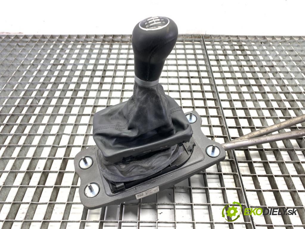 AUDI A4 B8 Kombi 2009 105 kW 2.0 TDI 1968 Kulisa 8K0711025K (Rýchlostná páka (kulisa))