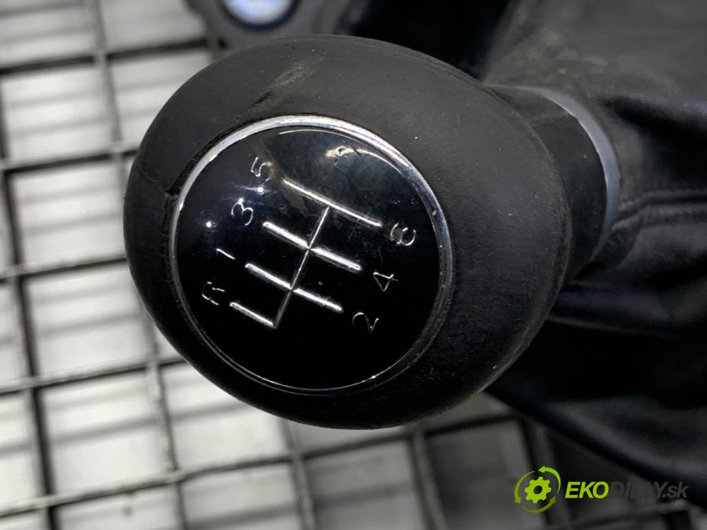 AUDI A4 B8 Kombi 2009 105 kW 2.0 TDI 1968 Kulisa 8K0711025K (Rýchlostná páka (kulisa))