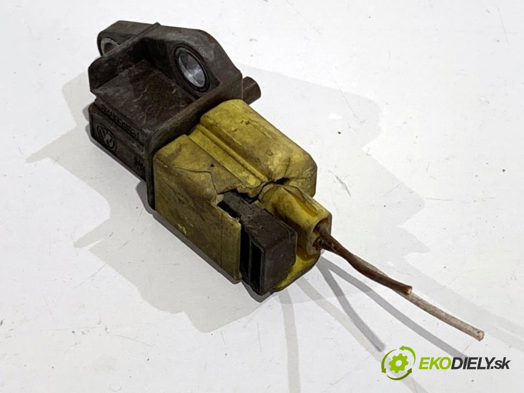 AUDI A4 B8 Kombi 2009 105 kW 2.0 TDI 1968 Snímač nárazu 8K0959651 (Snímač nárazu)