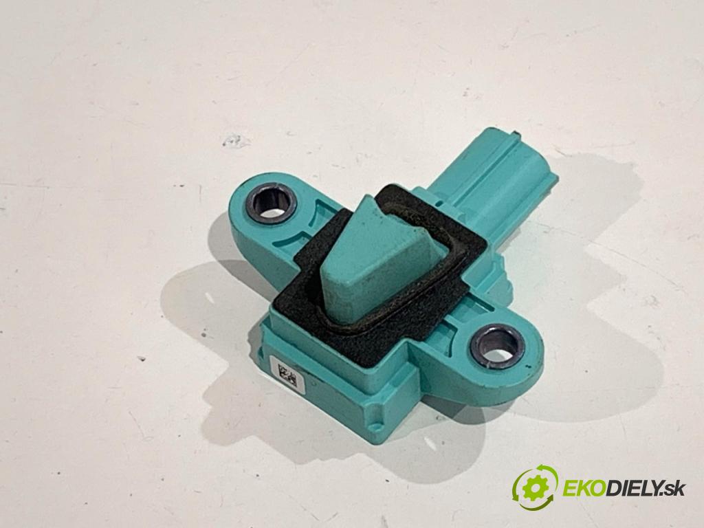 AUDI A4 B8 Kombi 2009 105 kW 2.0 TDI 1968 Snímač nárazu 8K0955557C (Snímač nárazu)