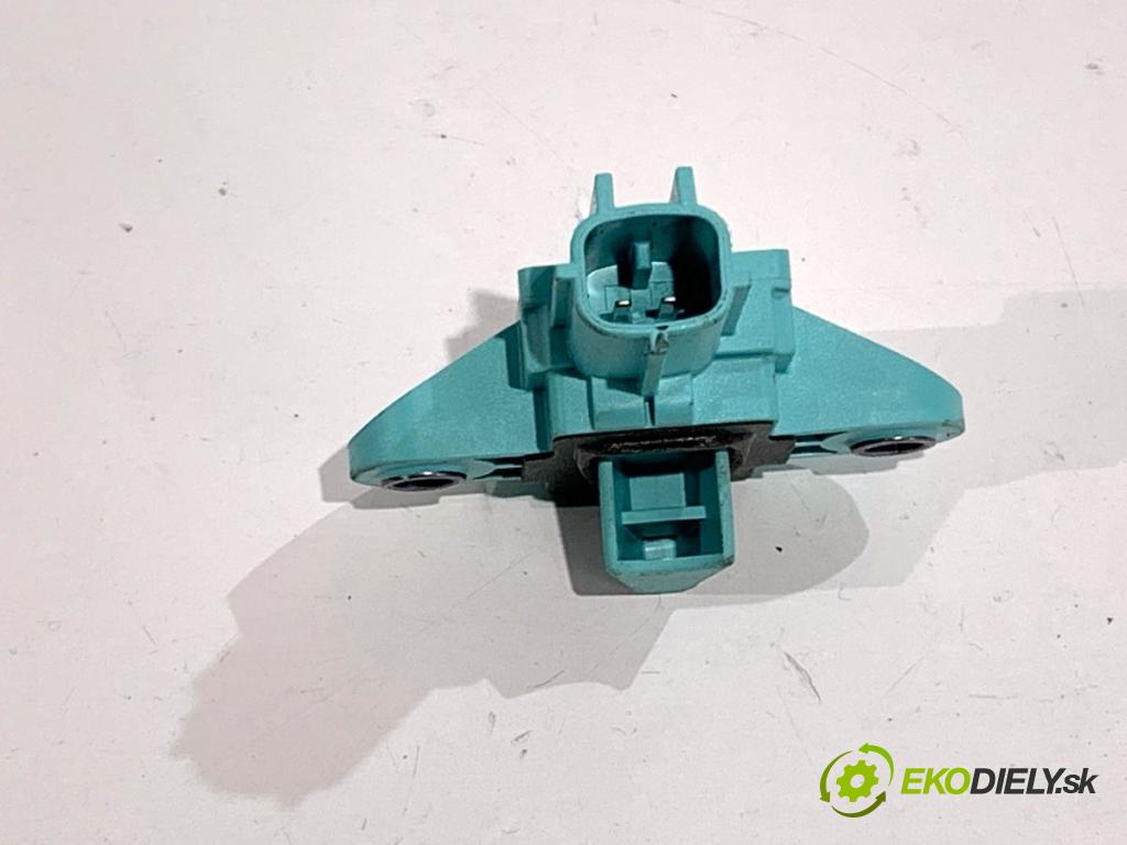 AUDI A4 B8 Kombi 2009 105 kW 2.0 TDI 1968 Snímač nárazu 8K0955557C (Snímač nárazu)