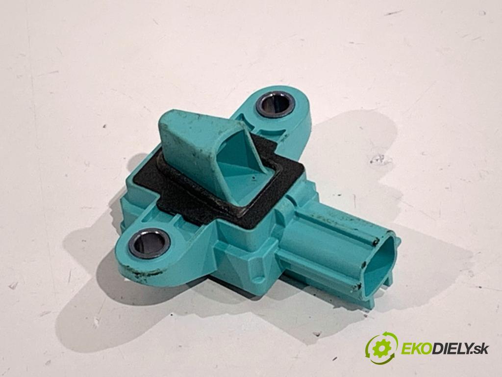 AUDI A4 B8 Kombi 2009 105 kW 2.0 TDI 1968 Snímač nárazu 8K0955557C (Snímač nárazu)