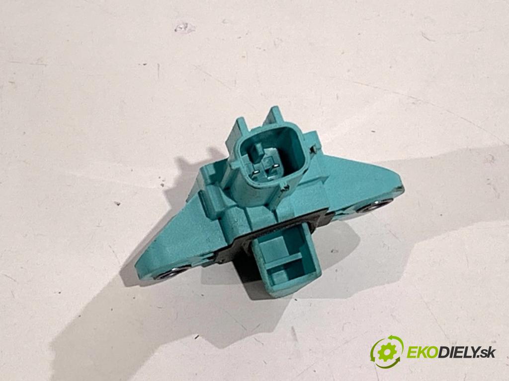 AUDI A4 B8 Kombi 2009 105 kW 2.0 TDI 1968 Snímač nárazu 8K0955557C (Snímač nárazu)