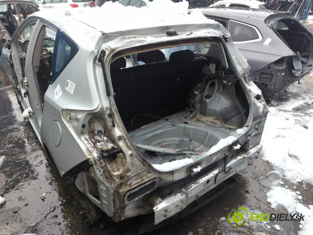 TOYOTA AURIS II liftback 2013 97 kW 1.6 (ZRE181_, ZRE185_) 1598 KAROSERIA ČTVRŤÁK blatník zadní část levý pravý práh střecha PODŁUŻNICA levý pravý