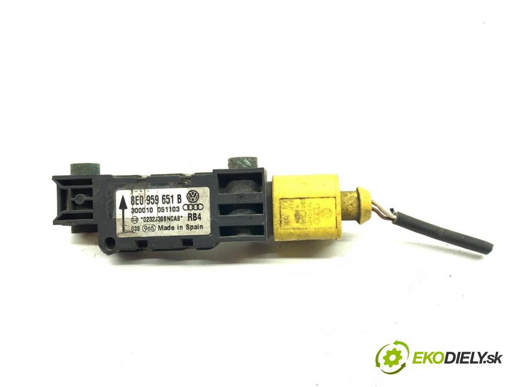 AUDI A4 B6 sedan 2003 125 kW 2.4 2393 Snímač nárazu 8E0959651B (Snímač nárazu)
