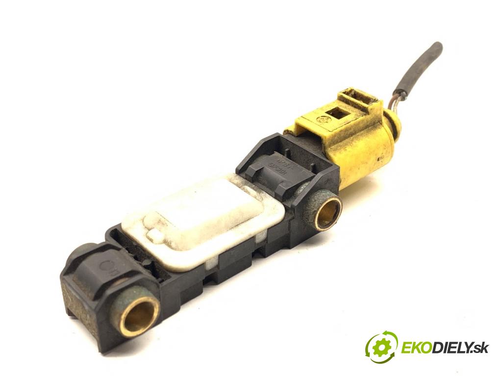 AUDI A4 B6 sedan 2003 125 kW 2.4 2393 Snímač nárazu 8E0959651B (Snímač nárazu)