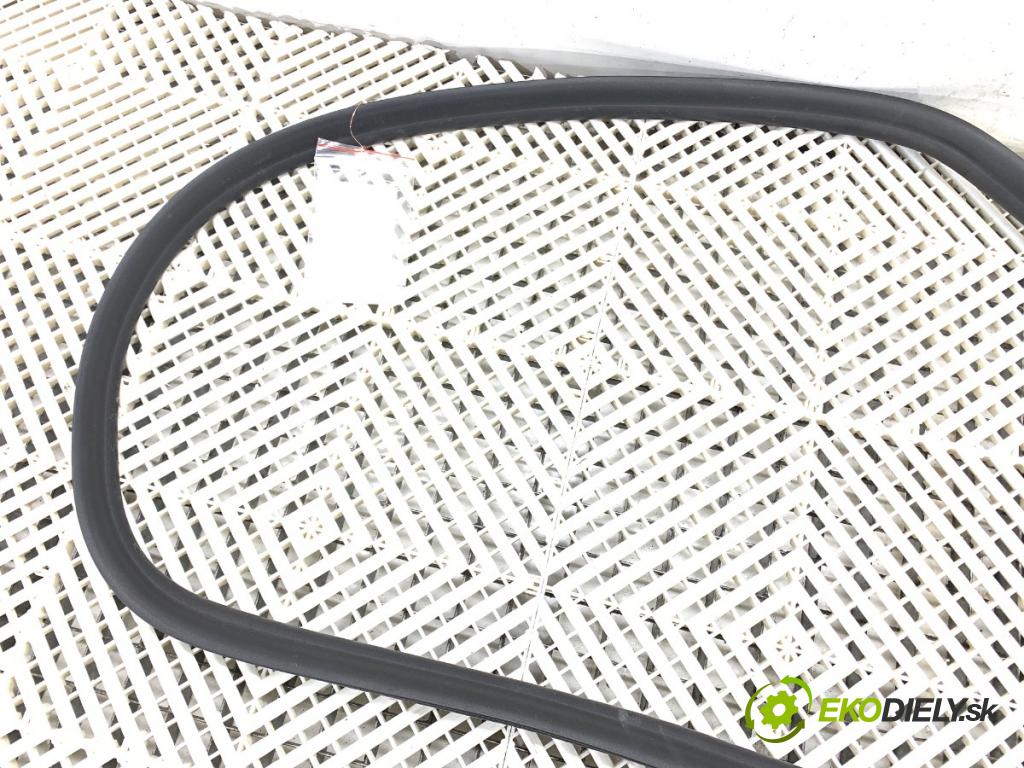 BMW G30 sedan 2021 110 kW 518 d Mild-Hybrid 1995 těsnění dveře zadní část levá strana  (Karoserie ostatní)