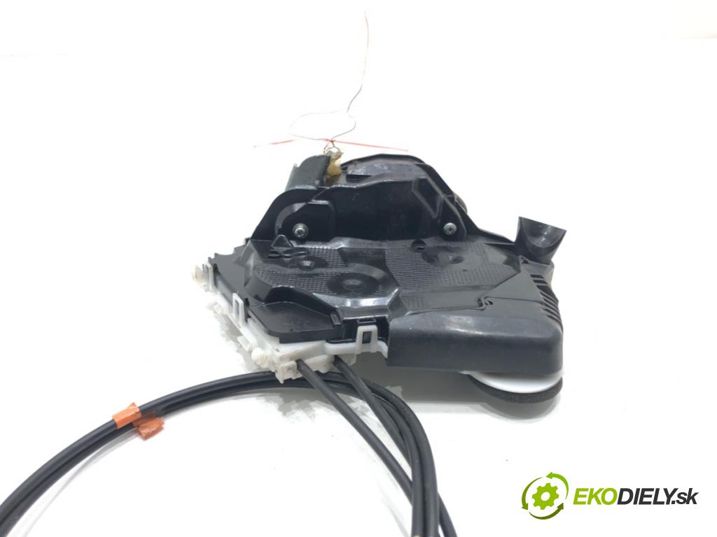 TOYOTA YARIS III liftback 2016 73 kW 1.3 (NSP130_) 1329 zámok Dvere pravy predný