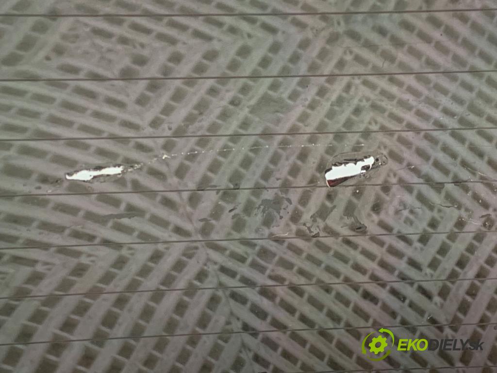 TOYOTA YARIS III liftback 2016 73 kW 1.3 (NSP130_) 1329 kapota zadní část 3P0