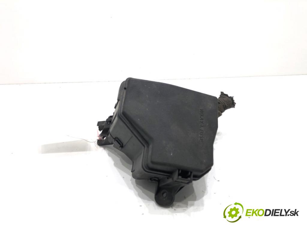 TOYOTA YARIS III liftback 2016 73 kW 1.3 (NSP130_) 1329 skříňka poistková 821150DG21A (Pojistková skříňka)