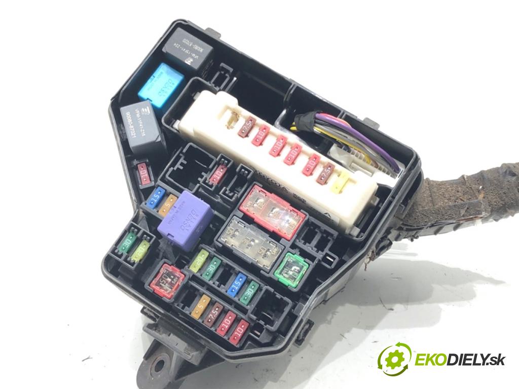 TOYOTA YARIS III liftback 2016 73 kW 1.3 (NSP130_) 1329 skříňka poistková 821150DG21A (Pojistková skříňka)